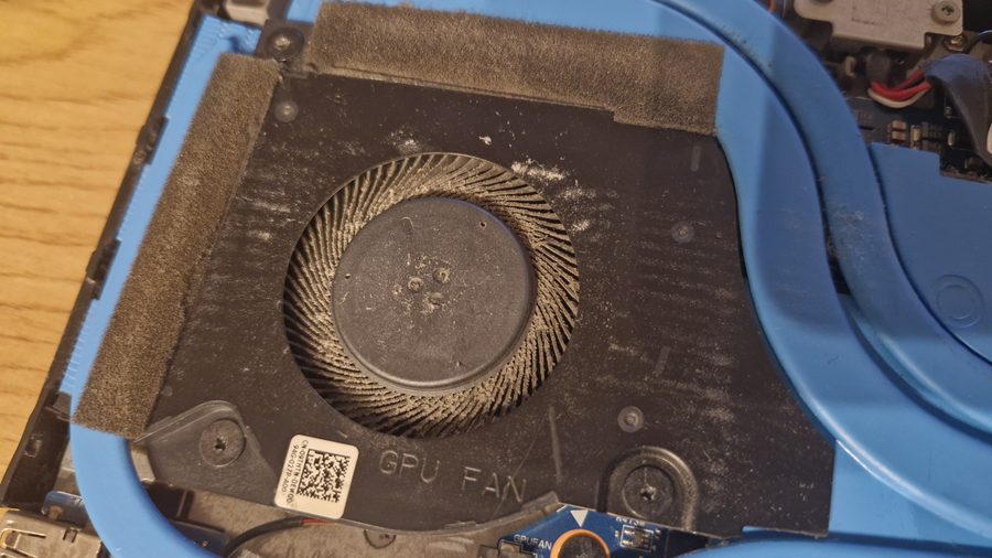 Wentylator GPU pokryty kurzem przed serwisem