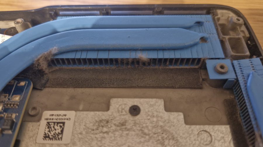 Zapchany kurzem radiator laptopa przed czyszczeniem